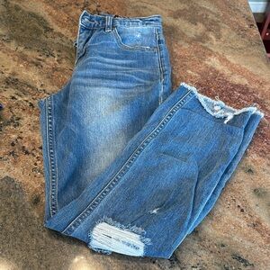 Trendy Distressed Ankle Jeans in Blue
